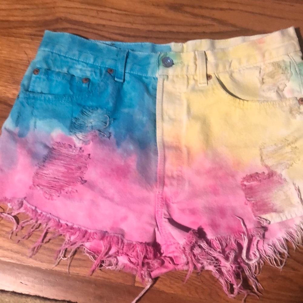 Levi’s ties dye 501 cut offs
